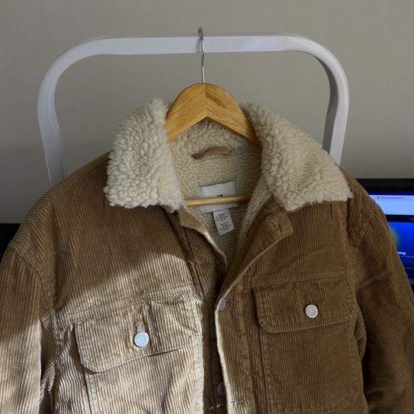 Cozy corduroy trucker-style jacket with plush sherpa lining. - Picture 2 of 6